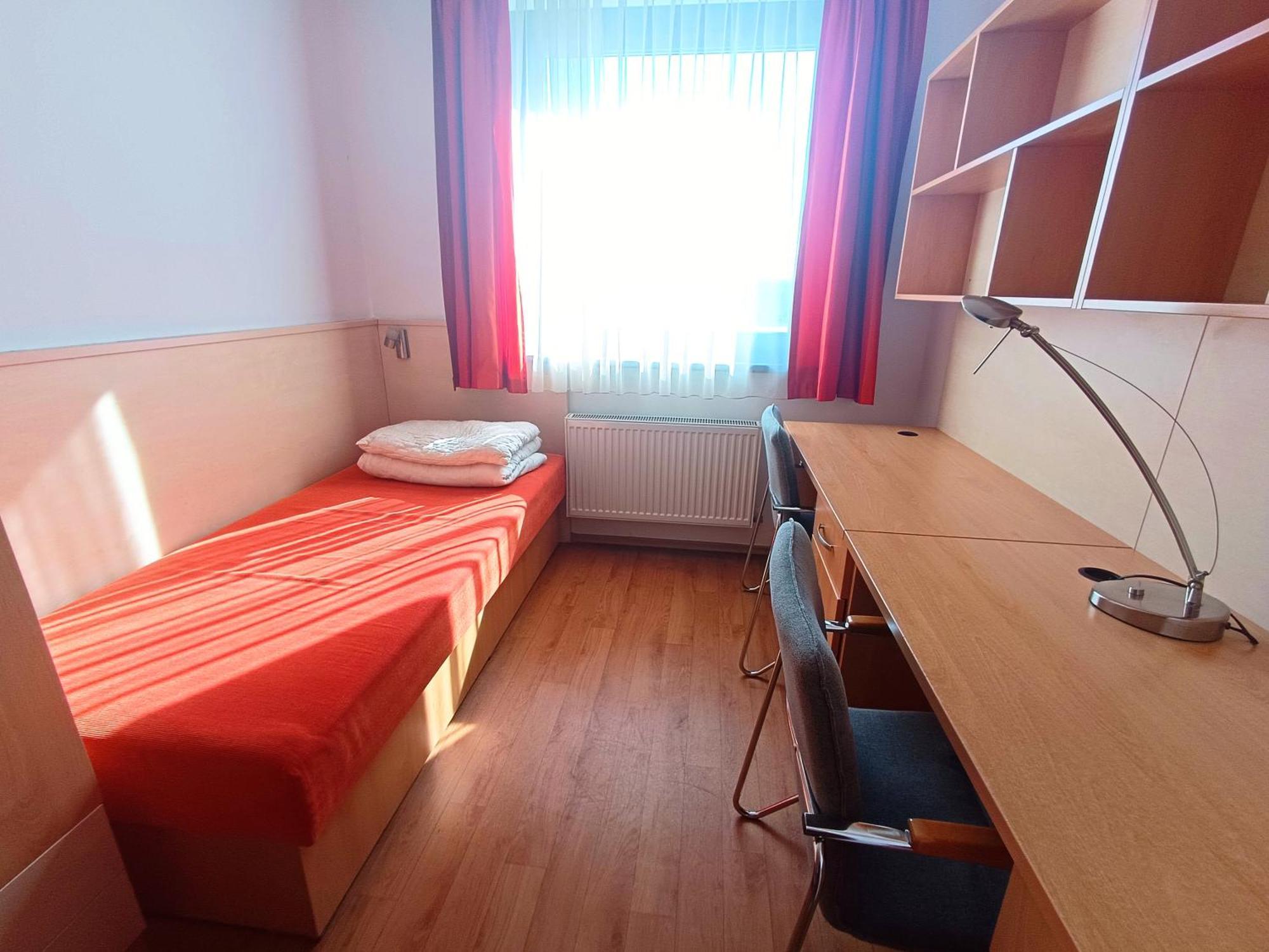 Famulus Kollegium Vandrerhjem Győr Eksteriør bilde